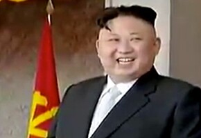 Glisende Kim viste fram ubåtrakett under gigantisk militærparade